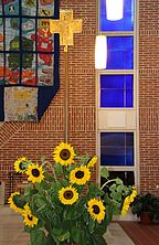 Mit Sommenblumen geschmückt erwartet die Kirche die Kinder mit ihren Eltern, die ganze Erntedank-Gemeinde.